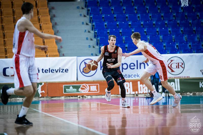 Brněnští basketbalisté (v bílém) podlehli Nymburku 82:101.