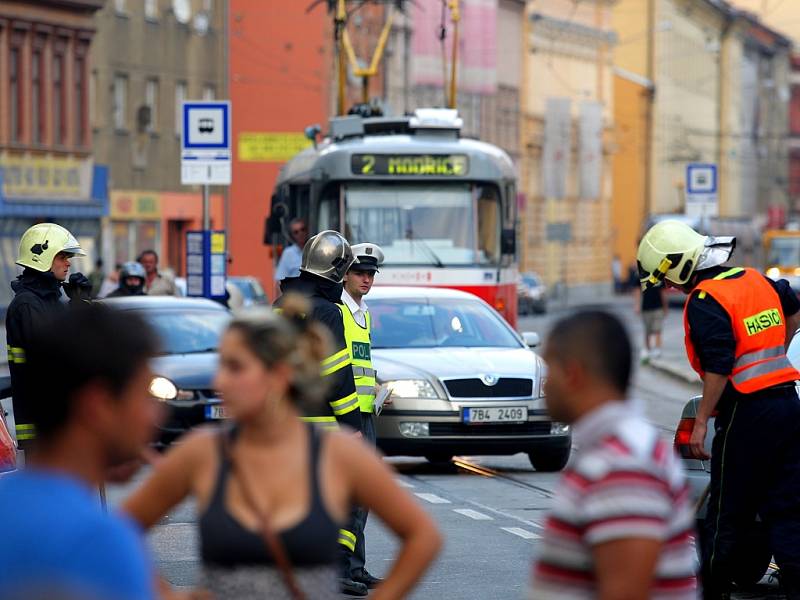 Při odbočování doleva narazil do tramvaje. Při nehoděna křižovatce ulic Cejl a Körnerova v Brně, si řidič osobního auta narazil rameno. 