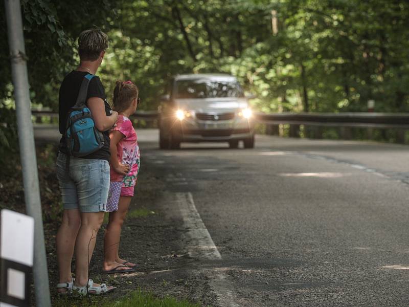 Na frekventované silnici u Brněnské přehrady se potkávají auta, cyklisté i chodci.