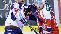 Hokejové utkání Tipsport extraligy v ledním hokeji mezi HC Dynamo Pardubice (červenobílém) a HC Kometa Brno ( v bílomodrém) v pardubické Tipsport areně.