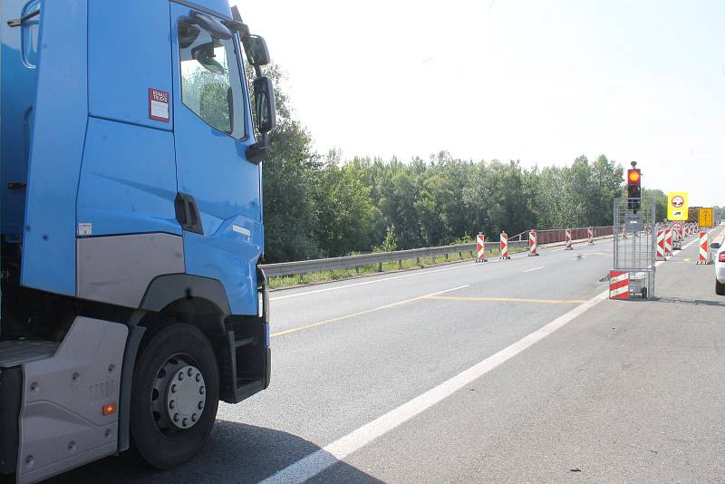 Kvůli špatnému stavu mostu u Pasohlávek tam od května řídí dopravu semafory a průjezdný je jen jeden jízdní pruh. Tvoří se tam kolony