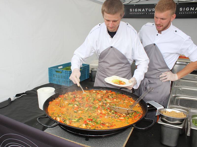 Lidé navštívili již osmý ročník festivalu Slavnosti moře. Letos byl na Kraví hoře. Návštěvníci tam ochutnali různé rybí speciality.