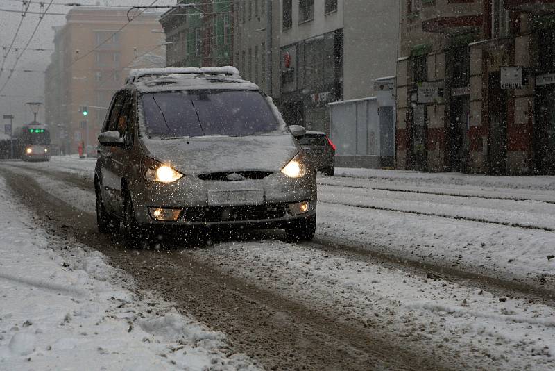 Brněnští silničáři bojují s přibývajícím sněhem.