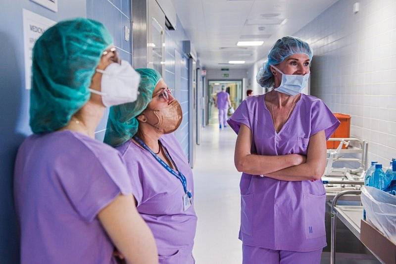 Třicet let centrálních operačních sálů ve Fakultní nemocnici Brno.