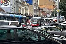 Nehoda zpomalila v pondělí dopoledne provoz na brněnské Palackého třídě. Po střetu tramvaje s chodcem utrpěl starší muž těžká zranění.