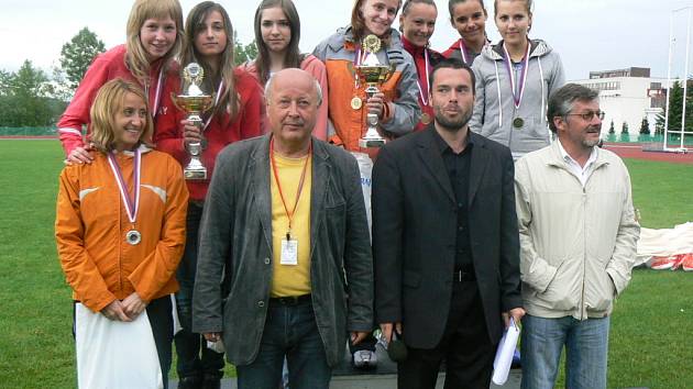 Se svými svěřenkyněmi si Josef Sečkář (vlevo) připsal řadu úspěchů. Juniorky ACP Olymp Brno například získaly šestkrát druhé místo na evropském šampionátu klubů.