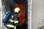 Hasiči v akci. Požár zachvátil v neděli po patnácté hodině odpoledne chatu v Brně Bystrci.