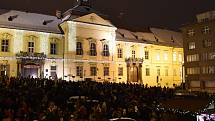 Hodiny odbily sedmou hodinu večer a Dominikánské náměstí v Brně se otřáslo výbuchy. Lidé se ale nebáli, nad hlavami se jim totiž rozzářila barevná světla ohňostroje, který oznamoval, že vánoční trhy v centru města v pátek skončily. 