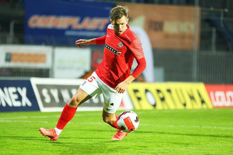 Fotbalisté Zbrojovky (v červeném) prohráli v derby s Líšní 1:3