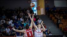 Brněnští basketbalisté (v bílém) před víc než tisíci diváky porazili Pardubice 83:71.