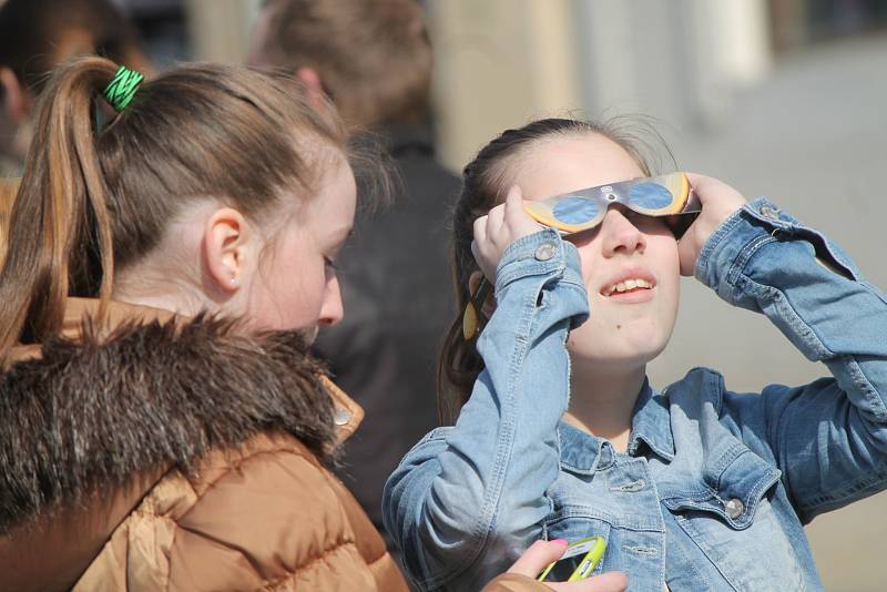 Ve Znojmě se sešli lidé na Masarykově náměstí, kde spolu s astronomy sledovali částečné zatmění Slunce.Ve Znojmě se sešli lidé na Masarykově náměstí, kde spolu s astronomy sledovali částečné zatmění Slunce.