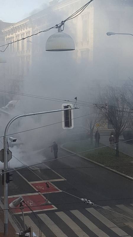 V pondělí odpoledne začal u křižovatky Husovy a Údolní autu hořet motor.