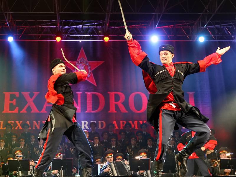 Nadšený potlesk tisíců lidí si v sobotu odpoledne vysloužil legendární mužský pěvecký sbor Alexandrovci. Opět i po dvou letech dokázali vyprodat brněnskou DRFG arénu.