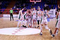Basketbalistky Žabin (v bílém) porazily Hradec Králové i potřetí a postoupily do finále ligového play-off.
