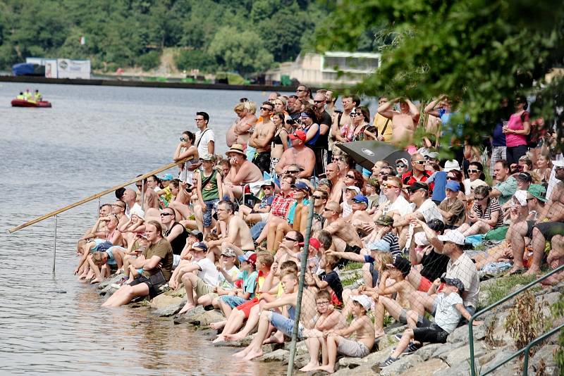 Zhruba sedmdesátku modelů letadel a lodí vidělo v neděli na Brněnské přehradě víc než deset tisíc lidí. Takzvaná bitva Midway byla už poosmé součástí festivalu Ignis Brunensis. 