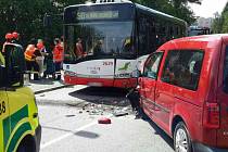 Osobní auto se srazilo ve středu odpoledne v brněnské ulici Lány s autobusem. Na místě bylo šest zraněných.