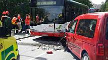 Osobní auto se srazilo ve středu odpoledne v brněnské ulici Lány s autobusem. Na místě bylo šest zraněných.