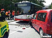 Osobní auto se srazilo ve středu odpoledne v brněnské ulici Lány s autobusem. Na místě bylo šest zraněných.