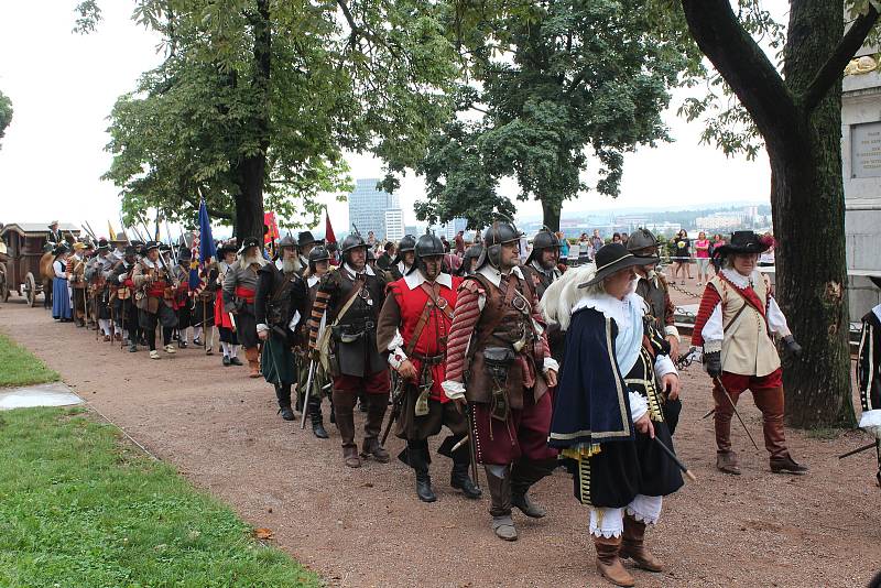 Historický průvod vojsk centrem města při Dni Brna.