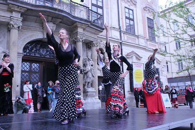 Flamencem oslavili Mezinárodní den tance tanečníci na brněnském Moravském náměstí.