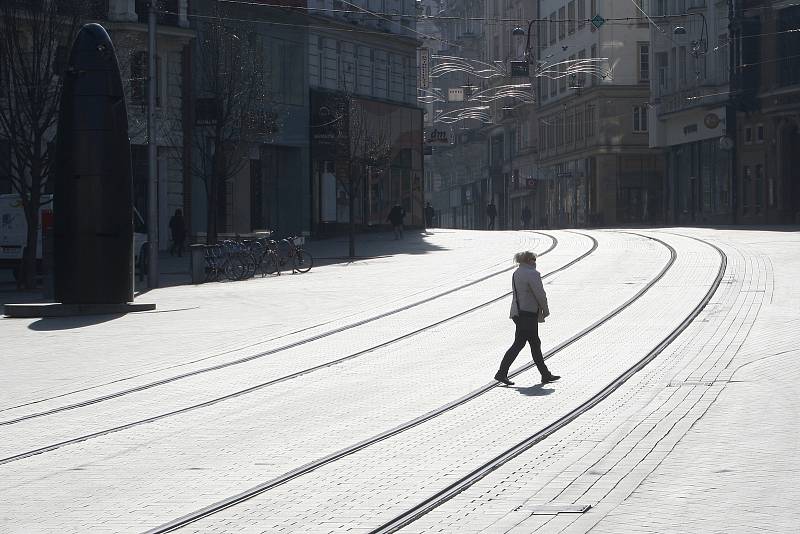 Brno po vyhlášení zákazu pohybu venku bez ochrany úst a nosu.