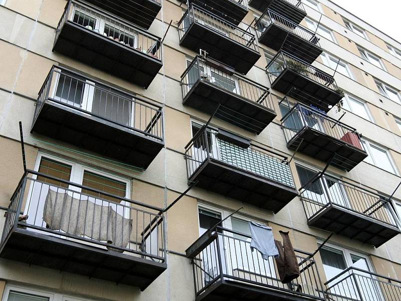 Balkony v některých bystrckých ulicích ohrožují podle odborného posudku okolí. 