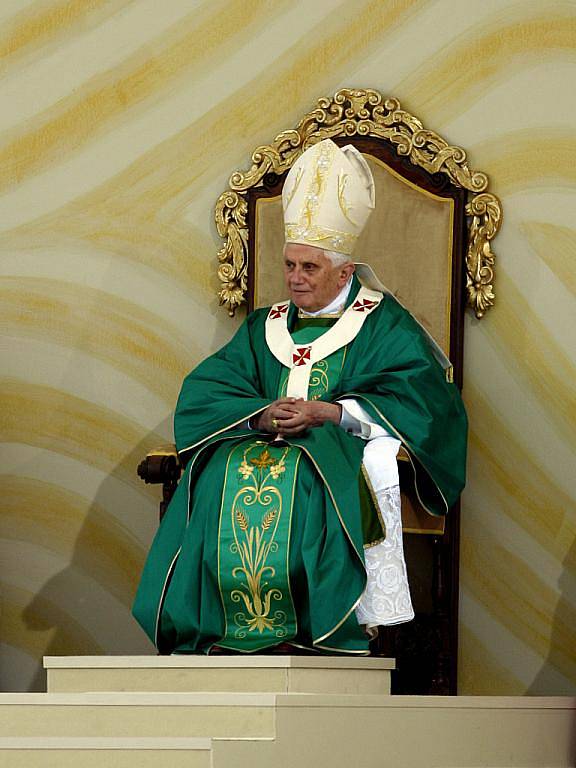 Papež Benedikt XVI. při mši svaté na tuřanském letišti v Brně 27. září.