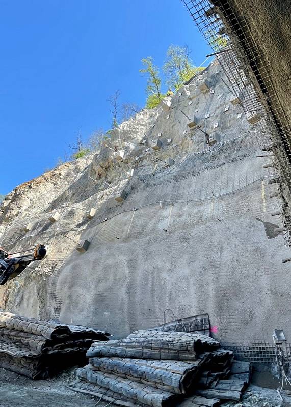 Stavbaři v brněnské Žabovřeské ulici už vyrazili viditelnou část budoucího tramvajového tunelu, a to i za pomoci těžké techniky. :