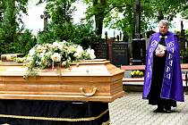 Rozloučení s Medou Mládkovou na hřbitově v Rosicích, 24. května 2022. Do rodinného hrobu Mládků byly uloženy ostatky mecenášky a sběratelky umění i jejího manžela, který zemřel již v roce 1989. Rosický farář Jan Klíma vpravo.