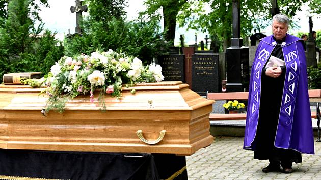 Rozloučení s Medou Mládkovou na hřbitově v Rosicích, 24. května 2022. Do rodinného hrobu Mládků byly uloženy ostatky mecenášky a sběratelky umění i jejího manžela, který zemřel již v roce 1989. Rosický farář Jan Klíma vpravo.