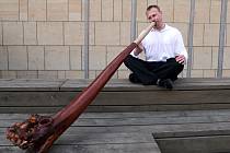 ILUSTRAČNÍ FOTO: Hráč na didgeridoo.