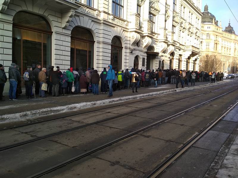 Lidé čekají v dlouhé frontě na nové dvacetikoruny.