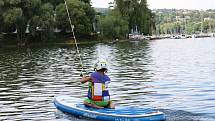 Na přehradě testují vlek pro vodní lyžování a wakeboarding.