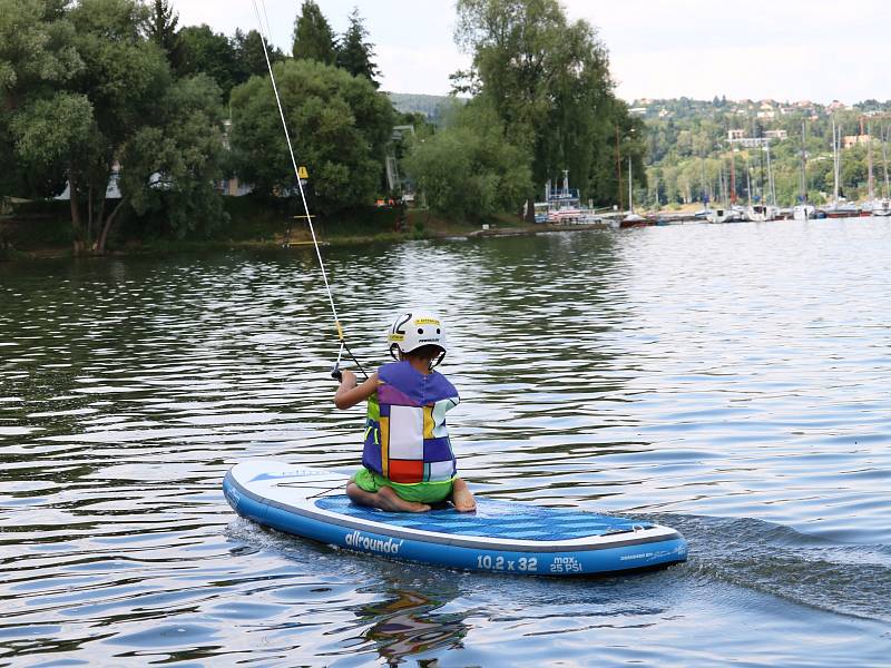 Na přehradě testují vlek pro vodní lyžování a wakeboarding.