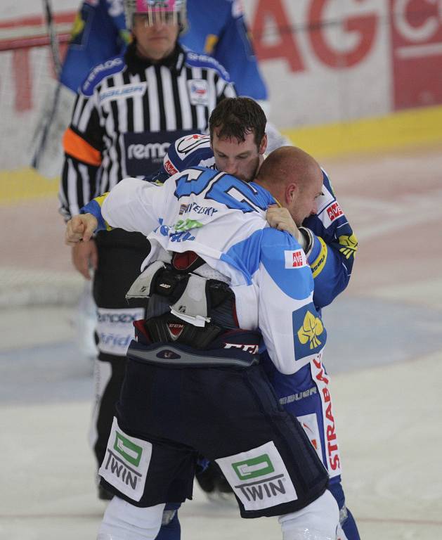 Jakub Koreis a Michal Dvořák si shodili rukavice a helmy s pustili se do bitky přímo na ledě. 