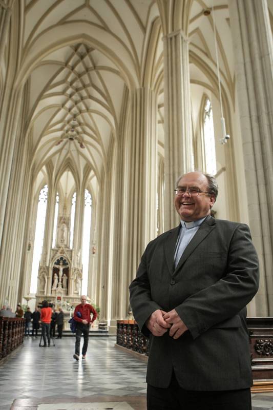 Do opravených prostor brněnského kostela svatého Jakuba zvou v příštích dnech na výstavu. Lidé uvidí vzácné rukopisy a dostanou se i do věže. V úterý uložili schránku s poselstvím pro další generace za jeden z obrazů.