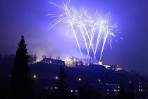 Ohňostroj nad Špilberkem nazvaný Doteky hudebních velikánů zakončil ve středu oslavy Nového roku.