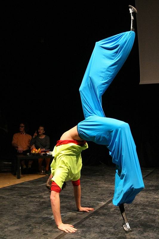 BAREVNÉ UMĚNÍ. Galashow byla vrcholem mezinárodního žonglérského setkání Brno Juggling Convention.