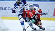 Hokejové utkání Tipsport extraligy v ledním hokeji mezi HC Dynamo Pardubice (v červenobílém) a HC Kometa ( v modrobílém Peter Mueller) v pardudubické enterie areně.