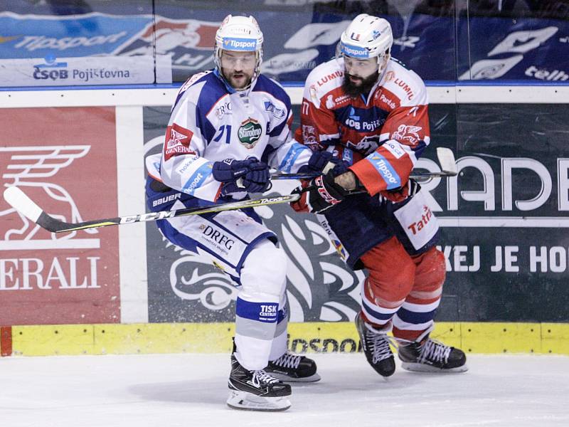 Hokejové utkání Tipsport extraligy v ledním hokeji mezi HC Dynamo Pardubice (červenobílém) a HC Kometa Brno ( v bílomodrém) v pardubické Tipsport areně.