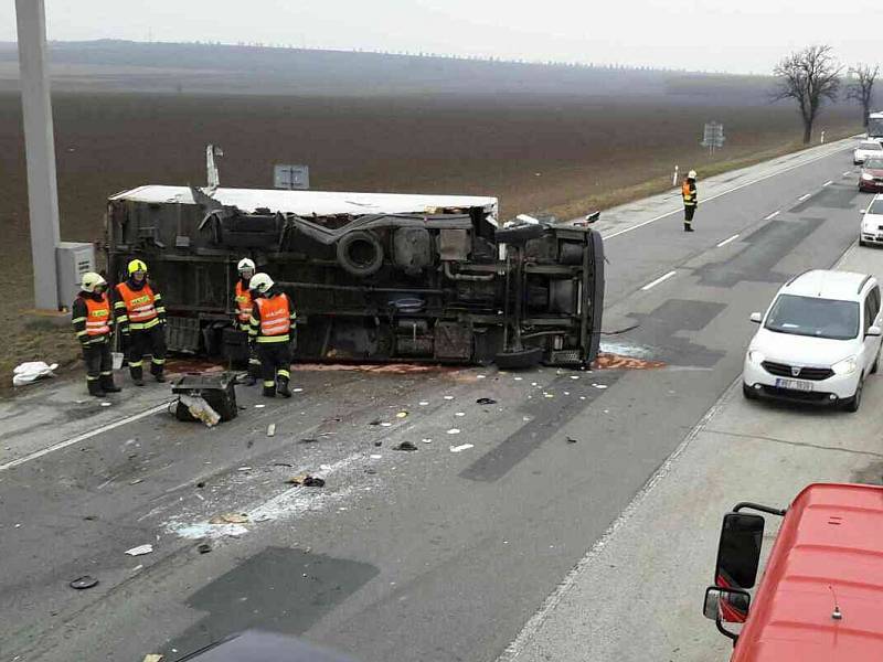 Kamion převrácený na bok zablokoval jeden z jízdních pruhů silnice 430 u obce Tvarožná na Brněnsku. Nákladní automobil se v pondělí převrátil po střetu s traktorem okolo osmé hodiny ráno.