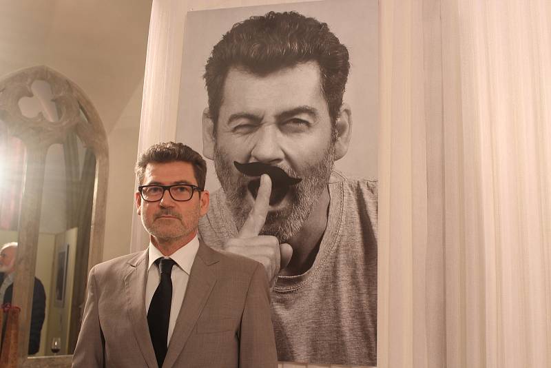Herec Radim Fiala se svým portrétem při zahájení výstavy černobílých fotografií Osobnosti V. Ta představuje asi čtyřicet známých osobností z Brna a jihu Moravy, které už popáté zvěčnil fotograf Otto Ballon Mierny.