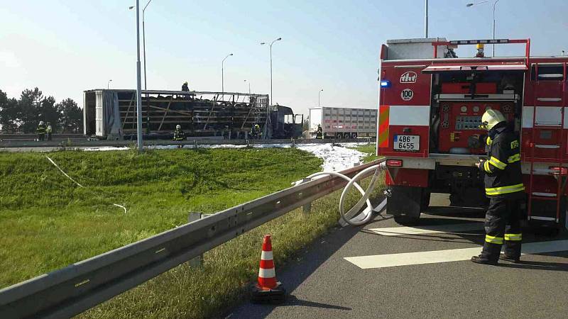 Na dálnici D1 na 196. kilometru ve směru na Prahu hořel kamion převážející pneumatiky, hasiči škodu odhadli na 2,2 milionu korun.