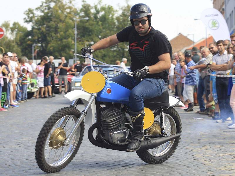 Desítky historických aut a motorek v sobotu lidé obdivovali v Tišnově a Lomnici na Brněnsku. Konal se tam šestnáctý ročník Přehlídky elegance historických vozidel.