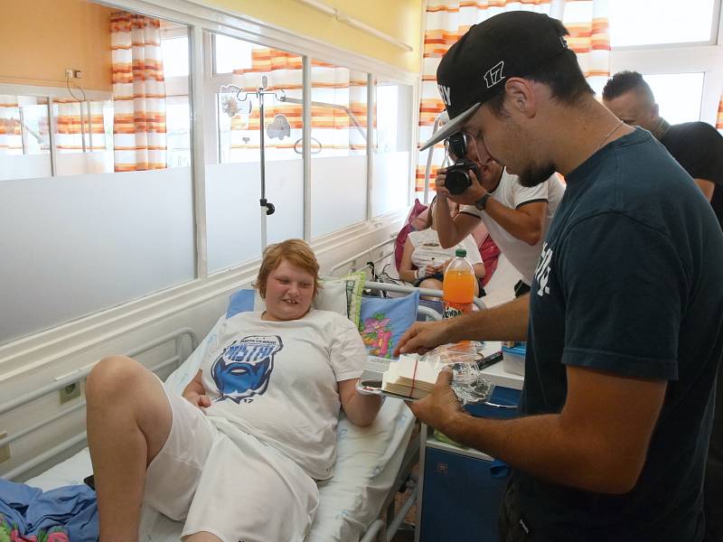 jezdci Karel Abraham, Jakub Kornfeil a Filip Salač při tradiční návštěvě Dětské nemocnice v Brně.