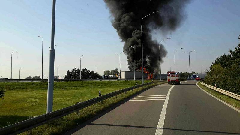 Na dálnici D1 na 196. kilometru ve směru na Prahu hořel kamion převážející pneumatiky, hasiči škodu odhadli na 2,2 milionu korun.