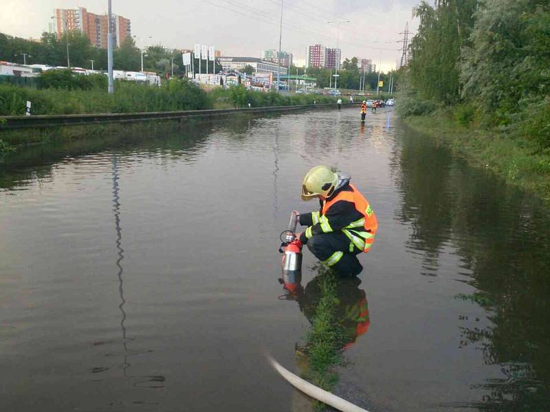 Dopravu v městě Brně zkomplikovaly silné pondělní deště. K nejvíce problémům vyjížděli hasiči do městských částí na východě města. Zasahovali ale také na desítkách míst po celé jižní Moravě.