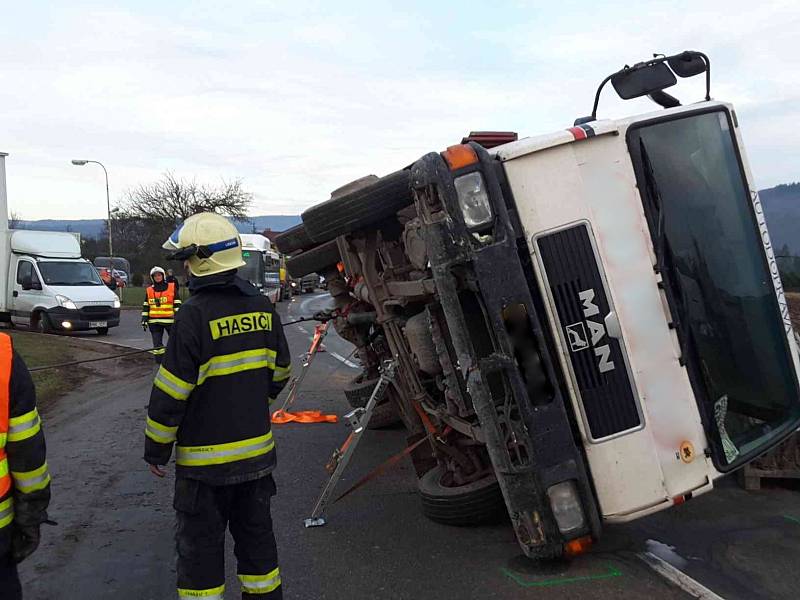 Plně naložené převrácené nákladní auto museli v pátek odpoledne vyprošťovat hasiči v Babicích nad Svitavou na Brněnsku.