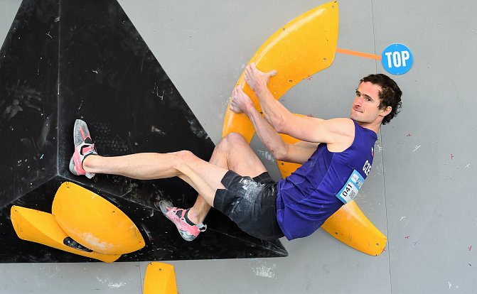 Adam Ondra v semifinále červnového Světového poháru v boulderingu v Praze na Letné.
