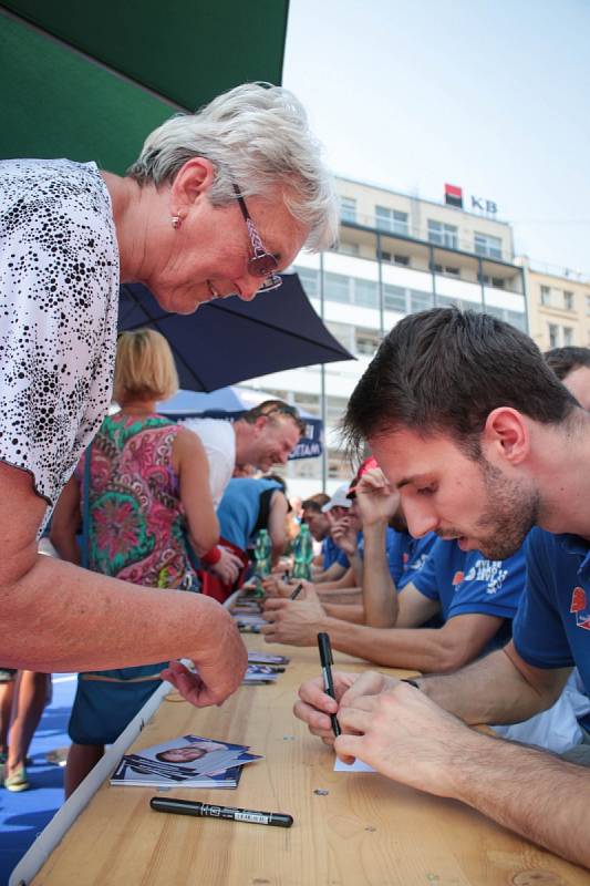 Ještě před zápasem se hráči přišli pozdravit s fanoušky na Náměstí Svobody, kde vznikla improvizovaná palubovka.